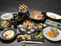 月懐石-極（R4/9/11～）：伊豆の新鮮なお造り4点盛りや鮑の冷製料理をご用意。 スモークで演出する和牛や伊勢海老の和風のテルミドールソースがメインです。 その他にも、目の前で仕上げる炙り金目の赤酢飯など五感で楽しめる新感覚のお料理コースです。