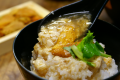 雲丹湯葉餡かけ：特別ブレンドの鰹だしをしっかりときかせ、伊豆産のウニと湯葉をふんだんに使った餡かけです。