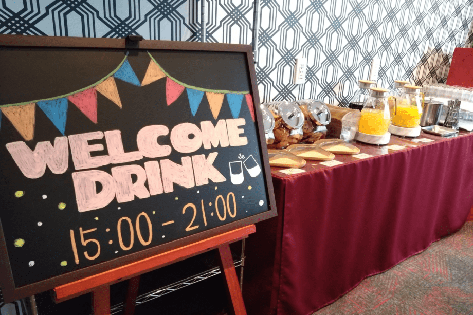 ウェルカムドリンク♪各種ドリンクとお菓子を追加してウェルカムドリンクコーナーが更に充実！