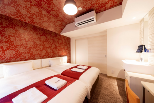19.6㎡のお部屋にベッド(120ｃｍ幅)が2台並んで設置されているお部屋です。小さなお子様連れのお客様でも安心してご利用頂けます。バスは洗い場付で、トイレ・洗面台は別です。