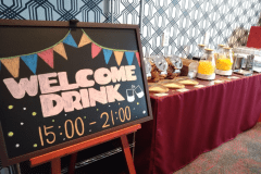 ウェルカムドリンク♪各種ドリンクとお菓子を追加してウェルカムドリンクコーナーが更に充実！