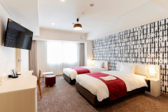 スタンダードツインよりもワンランク上のくつろぎの空間でお休みいただけます。正ベッドが2台あるお部屋で計3名様までご利用いただけます。