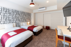 スタンダードツインよりもワンランク上のくつろぎの空間でお休みいただけます。正ベッドが2台あるお部屋で計3名様までご利用いただけます。