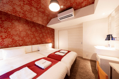 19.6㎡のお部屋にベッド(120ｃｍ幅)が2台並んで設置されているお部屋です。小さなお子様連れのお客様でも安心してご利用頂けます。バスは洗い場付で、トイレ・洗面台は別です。