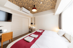 ハリウッドツイン　＝禁煙＝　19.6平米　　19.6㎡のお部屋にベッド(120ｃｍ幅)が2台並んで設置されているお部屋です。小さなお子様連れのお客様でも安心してご利用頂けます。バスは洗い場付で、トイレ・洗面台は別です。