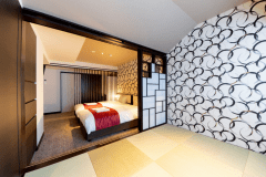 ファミリーツインルーム【和洋室】　＝禁煙＝　31.5平米　グループ旅行やファミリーでのご利用に最適です。※和室側からのお部屋の様子。