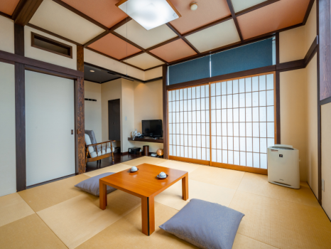 当館唯一、海が見えます。
橙色の飾り天井が粋で軽やかな和モダンルームです。
お二人の距離が和やかに縮まる空間です。