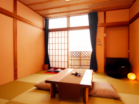 居心地の良い落ち着くユニットバス付の３階のお部屋です。
かわいい骨盤用のマッサージソファーでもお楽しみいただけます。