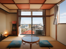 くつろぎスペースにソファーがございます。
当館唯一!海がよく見える3階のお部屋です。 くつろぎスペースにソファーがございます。
当館唯一!海がよく見える3階のお部屋です。