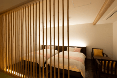 セミダブルベッドが二つ並ぶベッドルームです