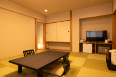 和室とセミダブルベッドが二つ並ぶツインベッドルームがございます