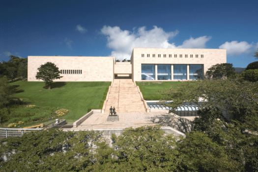 【MOA美術館】当館から徒歩約25分。海が見える高台の美術館です。