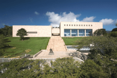 【MOA美術館】当館から徒歩約25分。海が見える高台の美術館です。