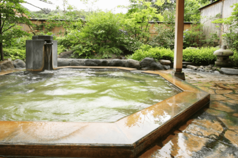 【欣欣の湯】蔵王の自然を満喫しながら、開放感あふれる露天風呂をお楽しみください。