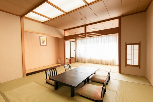 禁煙タイプの西館和室。
隣接するツインルームとのコネクティングも可能です。