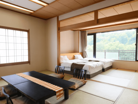 【禁煙】西館和洋室10畳+7.5畳（バス・トイレ付）
大浴場からもほど近く、落ち着いた雰囲気の純和風和室にツインベッドをご用意。 二間続きのお部屋で、グループやご家族の滞在に人気です