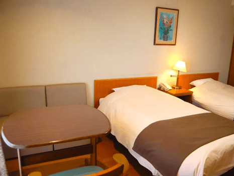 【禁煙】東館洋室ツインベッド（バス・トイレ付）
ミニキッチンや冷蔵庫、電子レンジを全室に完備。長期滞在型のツインルームです。