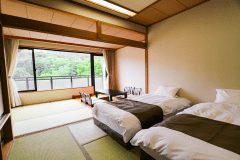 西館の中でも次の間部分へ堀炬燵形式の和室です。