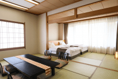 【禁煙】西館和洋室10畳+7.5畳（バス・トイレ付）
大浴場からもほど近く、落ち着いた雰囲気の純和風和室にツインベッドをご用意。 二間続きのお部屋で、グループやご家族の滞在に人気です。