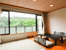 【禁煙】西館和洋室10畳+4.5畳（バス・トイレ付）
堀炬燵形式になっており、足を伸ばしてゆったりとお寛ぎいただけます。