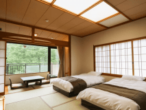 【禁煙】西館角部屋和洋室14畳（バス・トイレ付）
大浴場からもほど近く、落ち着いた雰囲気の純和風和室にツインベッドをご用意。