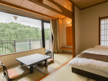 【禁煙】西館角部屋和洋室14畳（バス・トイレ付）
大浴場からもほど近く、落ち着いた雰囲気の純和風和室にツインベッドをご用意。