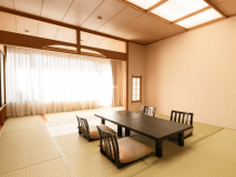 【禁煙】西館和室14畳（バス・トイレ付）
大浴場からも程近く、落ち着いた雰囲気漂う純和風和室です。