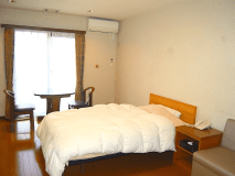 【禁煙】東館シングル洋室（バス･トイレ付）
ミニキッチンや冷蔵庫､電子レンジを常備したシングルルームです｡