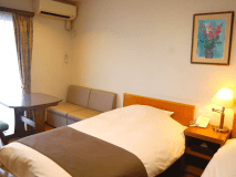 【禁煙】東館洋室ツインベッド（バス・トイレ付）
ミニキッチンや冷蔵庫、電子レンジを全室に完備。長期滞在型のツインルームです。