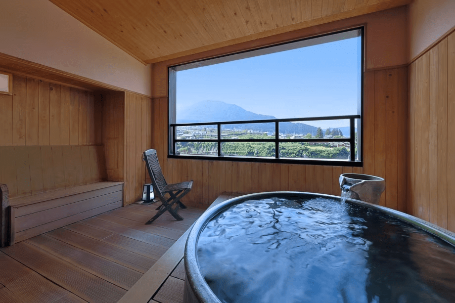 【貸切露天風呂 酔月の湯】四季折々に移り変わるパノラマ、風の音を楽しみながらのご入浴は風趣にあふれます。