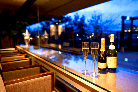 【テラスラウンジ「季」】14:30～19:00まではアルコールドリンクやおつまみのサービスがございます。