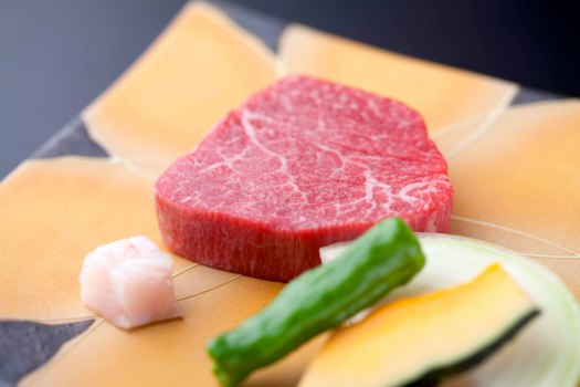 【信州牛の石器焼ステーキ】当館のメインディッシュ。お好みの焼き加減でお楽しみください。
