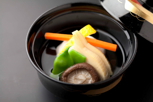 【ご夕食一例】信州の食材はもちろん、季節の旬の食材も用いることにこだわった会席料理をゆっくりとお楽しみください。