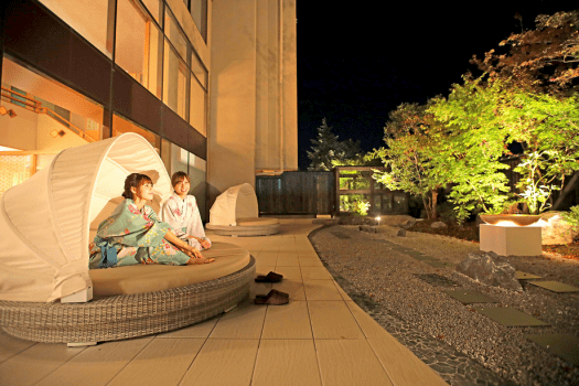 【ロビー庭園】2018年リニューアルオープン！夜には草木がライトアップされ、昼間とは違う雰囲気を感じていただけます。