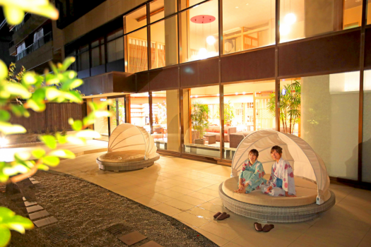 【ロビー庭園】2018年リニューアルオープン！夜には草木がライトアップされ、昼間とは違う雰囲気を感じていただけます。