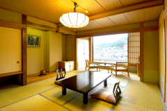 【千遊館・和室10畳】客室の窓は広くなっております。景色をお楽しみ下さいませ。