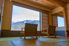 【千遊館・和室10畳】客室の窓は広くなっております。景色をお楽しみ下さいませ。