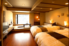 【コンフォート客室「燈AKARI」(ツイン)】ツインベッドと窓側には３畳程の畳リビングがある客室です。