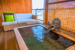 【燈火亭・露天風呂付き客室Ａ（10畳）】10畳の和室に露天風呂付の客室です。美しい川沿いの夜景を眺めながらお風呂が楽しめます。