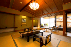 【燈火亭・露天風呂付き客室Ａ（10畳）】10畳の和室に露天風呂付の客室です。美しい川沿いの夜景を眺めながらお風呂が楽しめます。