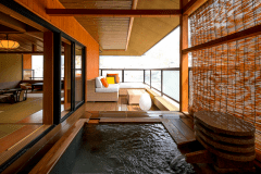 【燈火亭・露天風呂付き客室Ｂ(10畳＋4.5畳＋掘りごたつ)】10畳と4.5畳の和室に露天風呂・掘りごたつ付のゆったりした客室です。