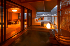 【燈火亭・露天風呂付き客室Ｂ(10畳＋4.5畳＋掘りごたつ)】10畳と4.5畳の和室に露天風呂・掘りごたつ付のゆったりした客室です。