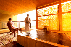 【燈火亭・露天風呂付き客室Ａ（10畳）】10畳の和室に露天風呂付の客室です。美しい川沿いの夜景を眺めながらお風呂が楽しめます。