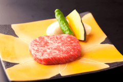 【信州牛の石器焼ステーキ】当館のメインディッシュ。お好みの焼き加減でお楽しみください。