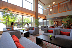 【ラウンジ】明るい光の差し込む、窓際のお席もおすすめです。