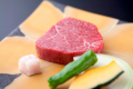 【信州牛の石器焼ステーキ】当館のメインディッシュ。お好みの焼き加減でお楽しみください。