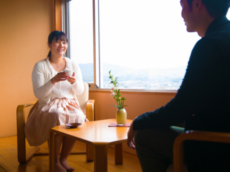 「今日も楽しかったね。明日はどこへ行こっか？」清潔感溢れる明るいお部屋で２人だけの時間♪