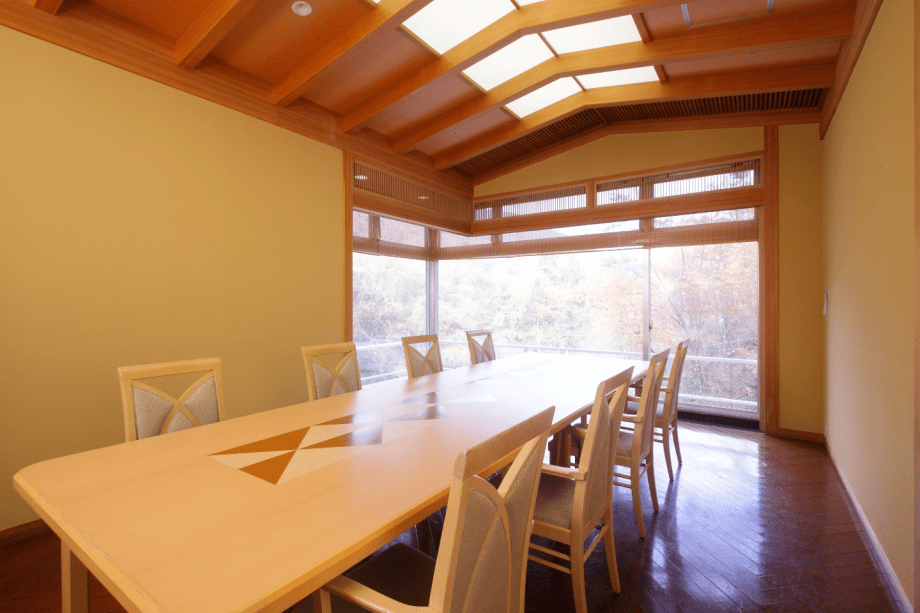 個室会食場一例（和風レストランまつかぜ 洋室）