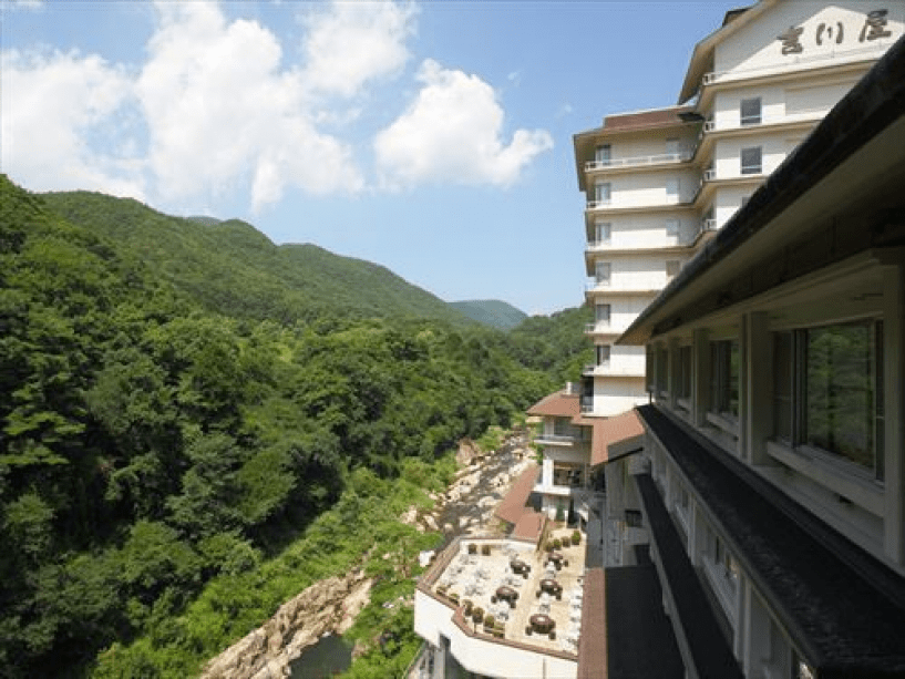 渓谷沿いの外観