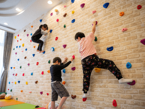 旅館内としては最大級のボルダリングなどを楽しめるキッズスペース「あそびば」イメージ